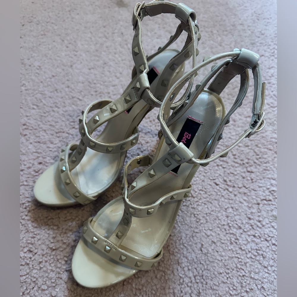 EUC Betseyville By Betsey Johnson Studded Marquee Stiletto Heels Blush Size 8 5”